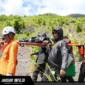 Tim SAR Gabungan saat melakukan proses evakuasi dua pendaki yang mengalami cedera di Gunung Soputan pada 20/06/26.