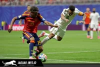 Dua pemain Timnas Spanyol dan Arab Saudi berjuang merebut bola dalam pertandingan Grup H Piala Dunia 2026 di Atlanta, 21/06/26.