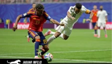 Dua pemain Timnas Spanyol dan Arab Saudi berjuang merebut bola dalam pertandingan Grup H Piala Dunia 2026 di Atlanta, 21/06/26.