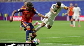 Dua pemain Timnas Spanyol dan Arab Saudi berjuang merebut bola dalam pertandingan Grup H Piala Dunia 2026 di Atlanta, 21/06/26.