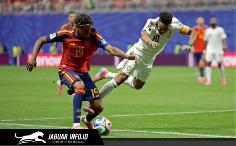 Dua pemain Timnas Spanyol dan Arab Saudi berjuang merebut bola dalam pertandingan Grup H Piala Dunia 2026 di Atlanta, 21/06/26.