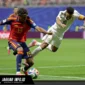 Dua pemain Timnas Spanyol dan Arab Saudi berjuang merebut bola dalam pertandingan Grup H Piala Dunia 2026 di Atlanta, 21/06/26.