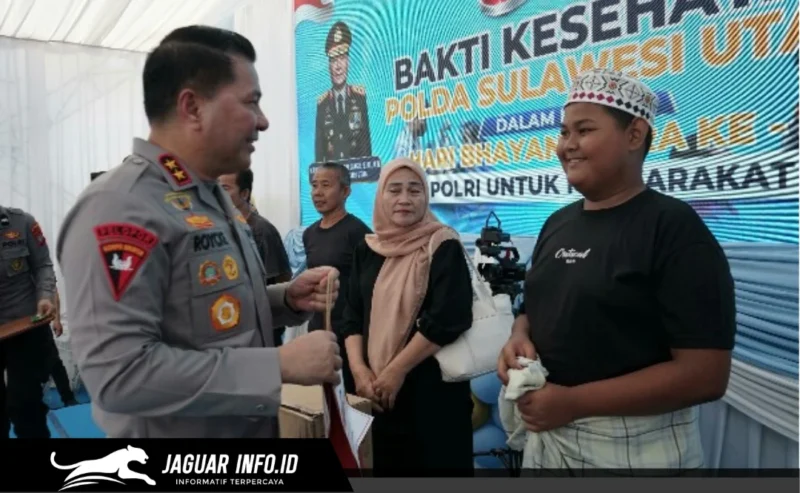 Kapolda Sulut Irjen Pol Roycke Harry Langie saat meninjau pelayanan kesehatan gratis pada puncak Bakti Kesehatan Hari Bhayangkara ke-80 di Lapangan Ketang Baru, Manado, 23/06/26.
