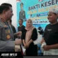 Kapolda Sulut Irjen Pol Roycke Harry Langie saat meninjau pelayanan kesehatan gratis pada puncak Bakti Kesehatan Hari Bhayangkara ke-80 di Lapangan Ketang Baru, Manado, 23/06/26.
