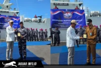 Kepala Perwakilan Bank Indonesia Sulawesi Utara, Joko Supratikto, menyerahkan cendera mata kepada perwakilan TNI Angkatan Laut sebagai simbol kolaborasi dalam misi Ekspedisi Rupiah Berdaulat 2026 di Dermaga Samuel Languju, Bitung, 23/06/26.