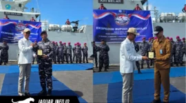 Kepala Perwakilan Bank Indonesia Sulawesi Utara, Joko Supratikto, menyerahkan cendera mata kepada perwakilan TNI Angkatan Laut sebagai simbol kolaborasi dalam misi Ekspedisi Rupiah Berdaulat 2026 di Dermaga Samuel Languju, Bitung, 23/06/26.