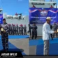 Kepala Perwakilan Bank Indonesia Sulawesi Utara, Joko Supratikto, menyerahkan cendera mata kepada perwakilan TNI Angkatan Laut sebagai simbol kolaborasi dalam misi Ekspedisi Rupiah Berdaulat 2026 di Dermaga Samuel Languju, Bitung, 23/06/26.