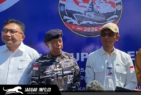 Dankodaeral VIII, Laksda TNI Dery Triesananto Suhendi, memberikan keterangan kepada awak media mengenai komitmen TNI AL dalam mendukung misi Ekspedisi Rupiah Berdaulat 2026 di Bitung.