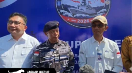 Dankodaeral VIII, Laksda TNI Dery Triesananto Suhendi, memberikan keterangan kepada awak media mengenai komitmen TNI AL dalam mendukung misi Ekspedisi Rupiah Berdaulat 2026 di Bitung.