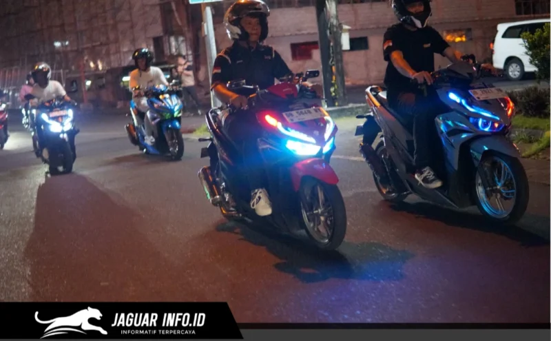 Komunitas pengguna Honda Vario saat mengikuti kegiatan city rolling dalam rangkaian Vario Street Nation 2026 di Manado, 20/06/26.