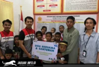 Perwira Pertamina Patra Niaga Integrated Terminal Kendari menyerahkan santunan secara simbolis kepada pengurus Yayasan Rahman Rahim sebagai bagian dari program Pertamina Berkah pada 23/06/26.