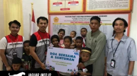 Perwira Pertamina Patra Niaga Integrated Terminal Kendari menyerahkan santunan secara simbolis kepada pengurus Yayasan Rahman Rahim sebagai bagian dari program Pertamina Berkah pada 23/06/26.