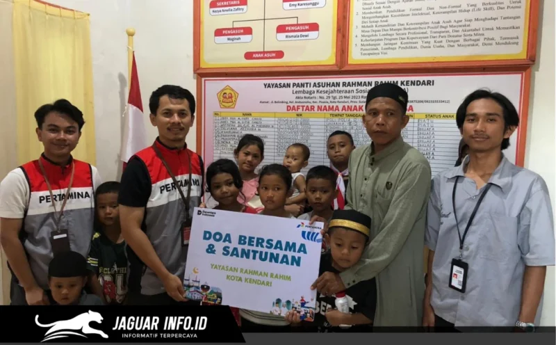 Perwira Pertamina Patra Niaga Integrated Terminal Kendari menyerahkan santunan secara simbolis kepada pengurus Yayasan Rahman Rahim sebagai bagian dari program Pertamina Berkah pada 23/06/26.