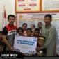 Perwira Pertamina Patra Niaga Integrated Terminal Kendari menyerahkan santunan secara simbolis kepada pengurus Yayasan Rahman Rahim sebagai bagian dari program Pertamina Berkah pada 23/06/26.