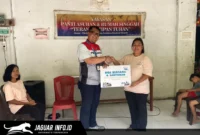 Integrated Terminal Manager IT Bitung, Arman Prastiono, menyerahkan santunan kepada anak-anak di Panti Asuhan Terang Titipan Tuhan dalam rangkaian program Pertamina Berkah, 24/06/26.