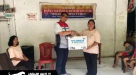 Integrated Terminal Manager IT Bitung, Arman Prastiono, menyerahkan santunan kepada anak-anak di Panti Asuhan Terang Titipan Tuhan dalam rangkaian program Pertamina Berkah, 24/06/26.
