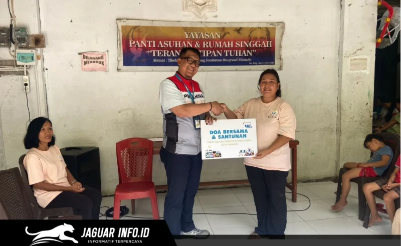 Integrated Terminal Manager IT Bitung, Arman Prastiono, menyerahkan santunan kepada anak-anak di Panti Asuhan Terang Titipan Tuhan dalam rangkaian program Pertamina Berkah, 24/06/26.