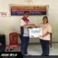 Integrated Terminal Manager IT Bitung, Arman Prastiono, menyerahkan santunan kepada anak-anak di Panti Asuhan Terang Titipan Tuhan dalam rangkaian program Pertamina Berkah, 24/06/26.