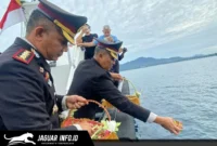 Irwasda Polda Sulut Kombes Pol Amin Litarso memimpin prosesi pelarungan bunga ke laut di kawasan Youth Center Manado, Rabu (24/06/26).