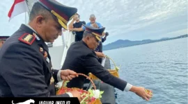 Irwasda Polda Sulut Kombes Pol Amin Litarso memimpin prosesi pelarungan bunga ke laut di kawasan Youth Center Manado, Rabu (24/06/26).