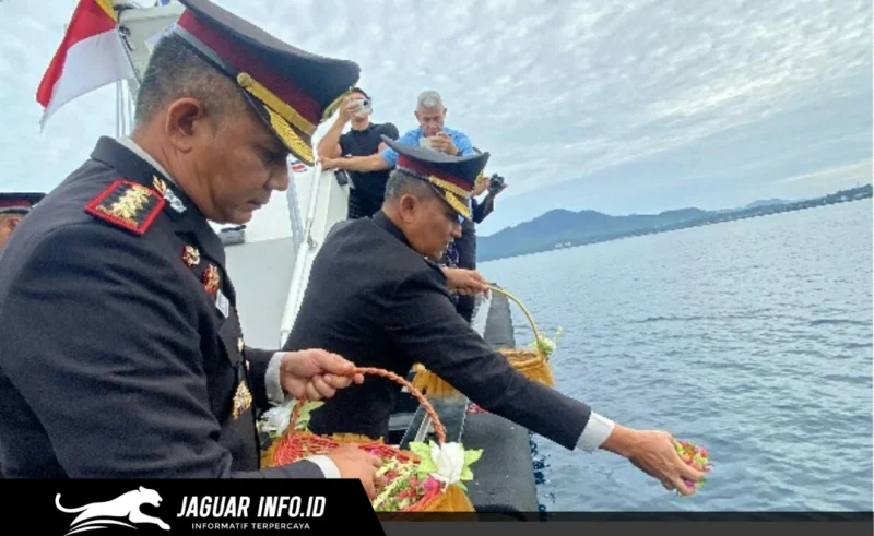 Irwasda Polda Sulut Kombes Pol Amin Litarso memimpin prosesi pelarungan bunga ke laut di kawasan Youth Center Manado, Rabu (24/06/26).
