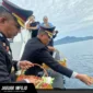 Irwasda Polda Sulut Kombes Pol Amin Litarso memimpin prosesi pelarungan bunga ke laut di kawasan Youth Center Manado, Rabu (24/06/26).