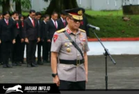 Wakapolda Sulut Brigjen Pol Awi Setiyono memimpin prosesi tabur bunga di TMP Kairagi, Manado, Rabu (24/06/26).