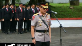Wakapolda Sulut Brigjen Pol Awi Setiyono memimpin prosesi tabur bunga di TMP Kairagi, Manado, Rabu (24/06/26).