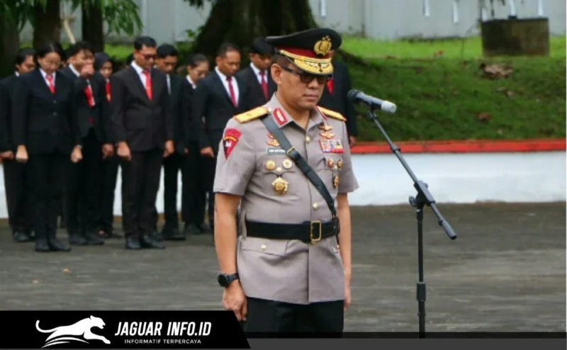 Wakapolda Sulut Brigjen Pol Awi Setiyono memimpin prosesi tabur bunga di TMP Kairagi, Manado, Rabu (24/06/26).