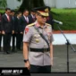 Wakapolda Sulut Brigjen Pol Awi Setiyono memimpin prosesi tabur bunga di TMP Kairagi, Manado, Rabu (24/06/26).