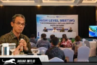 Kota Bitung, Hengky Honandar, bersama Kepala Perwakilan BI Provinsi Sulut, Joko Supratikto, memimpin HLM TPID Kota Bitung di Bitung, 26/06/26.
