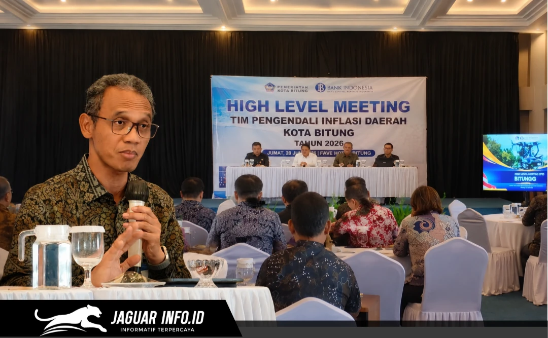 Kota Bitung, Hengky Honandar, bersama Kepala Perwakilan BI Provinsi Sulut, Joko Supratikto, memimpin HLM TPID Kota Bitung di Bitung, 26/06/26.