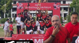 Pelatih Fabio Oliveira memberikan apresiasi terhadap potensi talenta muda Manado di sela-sela penyerahan trofi dalam Festival Sepak Bola Rakyat