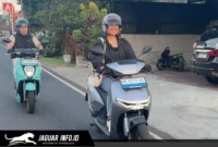 Dua pengendara motor tampak waspada saat melintas di jalan raya dengan posisi berkendara yang aman, 28/06/26.