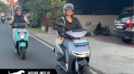 Dua pengendara motor tampak waspada saat melintas di jalan raya dengan posisi berkendara yang aman, 28/06/26.