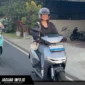Dua pengendara motor tampak waspada saat melintas di jalan raya dengan posisi berkendara yang aman, 28/06/26.