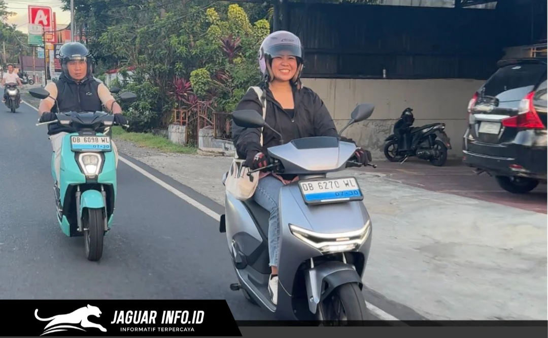 Dua pengendara motor tampak waspada saat melintas di jalan raya dengan posisi berkendara yang aman, 28/06/26.