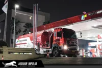Armada mobil tangki Pertamina Patra Niaga tetap beroperasi optimal hingga malam hari untuk mempercepat distribusi BBM ke SPBU di berbagai wilayah.