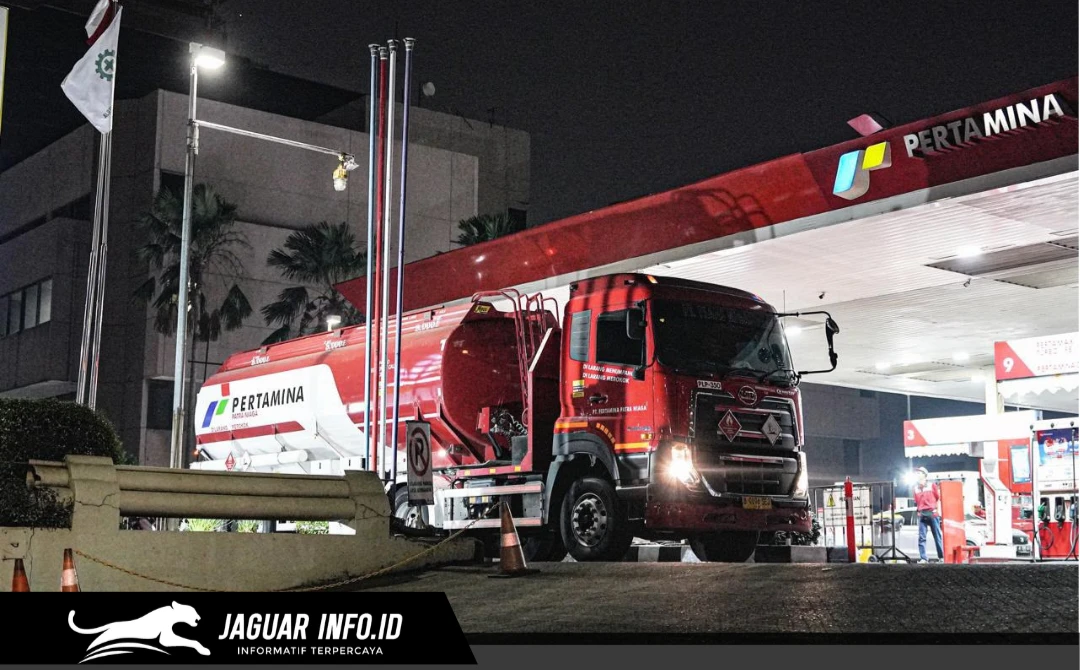 Armada mobil tangki Pertamina Patra Niaga tetap beroperasi optimal hingga malam hari untuk mempercepat distribusi BBM ke SPBU di berbagai wilayah.