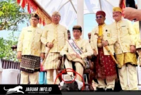 Presiden ke-7 RI Joko Widodo menerima gelar adat Baginda Pemuka Bangsa dalam prosesi di Kedatun Keagungan, Bandarlampung, Sabtu (27/06/26).
