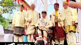 Presiden ke-7 RI Joko Widodo menerima gelar adat Baginda Pemuka Bangsa dalam prosesi di Kedatun Keagungan, Bandarlampung, Sabtu (27/06/26).