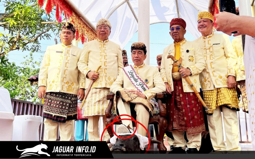 Presiden ke-7 RI Joko Widodo menerima gelar adat Baginda Pemuka Bangsa dalam prosesi di Kedatun Keagungan, Bandarlampung, Sabtu (27/06/26).