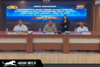 Kabid Humas Polda Sulut, Dirreskrimum Polda Sulut, dan Dirnarkoba Polda Sulut saat memberikan keterangan pers terkait capaian kinerja Semester I 2026 di Manado.