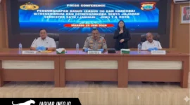 Kabid Humas Polda Sulut, Dirreskrimum Polda Sulut, dan Dirnarkoba Polda Sulut saat memberikan keterangan pers terkait capaian kinerja Semester I 2026 di Manado.