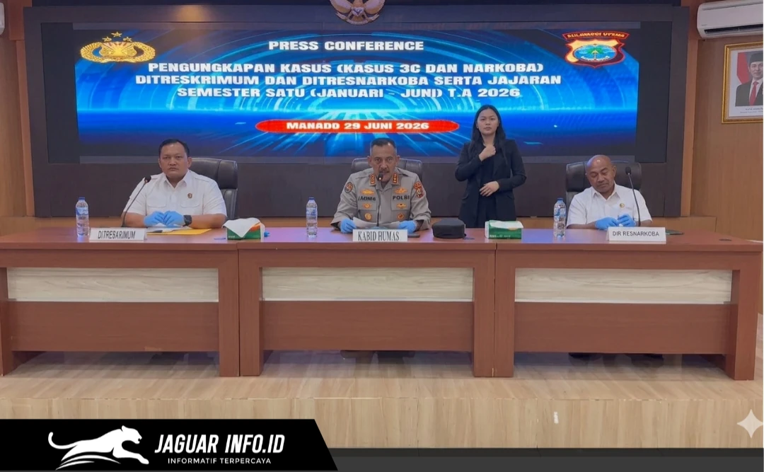Kabid Humas Polda Sulut, Dirreskrimum Polda Sulut, dan Dirnarkoba Polda Sulut saat memberikan keterangan pers terkait capaian kinerja Semester I 2026 di Manado.