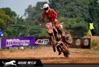 Crosser AHM, Ivan Valrossi, saat memacu CRF250R dalam gelaran Kejurnas Motocross 2026 di Sirkuit Tanah Merah, Bekasi.