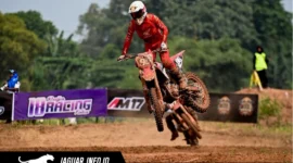 Crosser AHM, Ivan Valrossi, saat memacu CRF250R dalam gelaran Kejurnas Motocross 2026 di Sirkuit Tanah Merah, Bekasi.