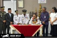 Wakil Bupati Minahasa Vanda Sarundajang bersama Bupati Sidrap H. Syaharuddin Alrif melakukan penandatanganan Kerja Sama Antardaerah (KAD) untuk komoditas beras di Minahasa, 02/07/26.
