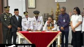 Wakil Bupati Minahasa Vanda Sarundajang bersama Bupati Sidrap H. Syaharuddin Alrif melakukan penandatanganan Kerja Sama Antardaerah (KAD) untuk komoditas beras di Minahasa, 02/07/26.