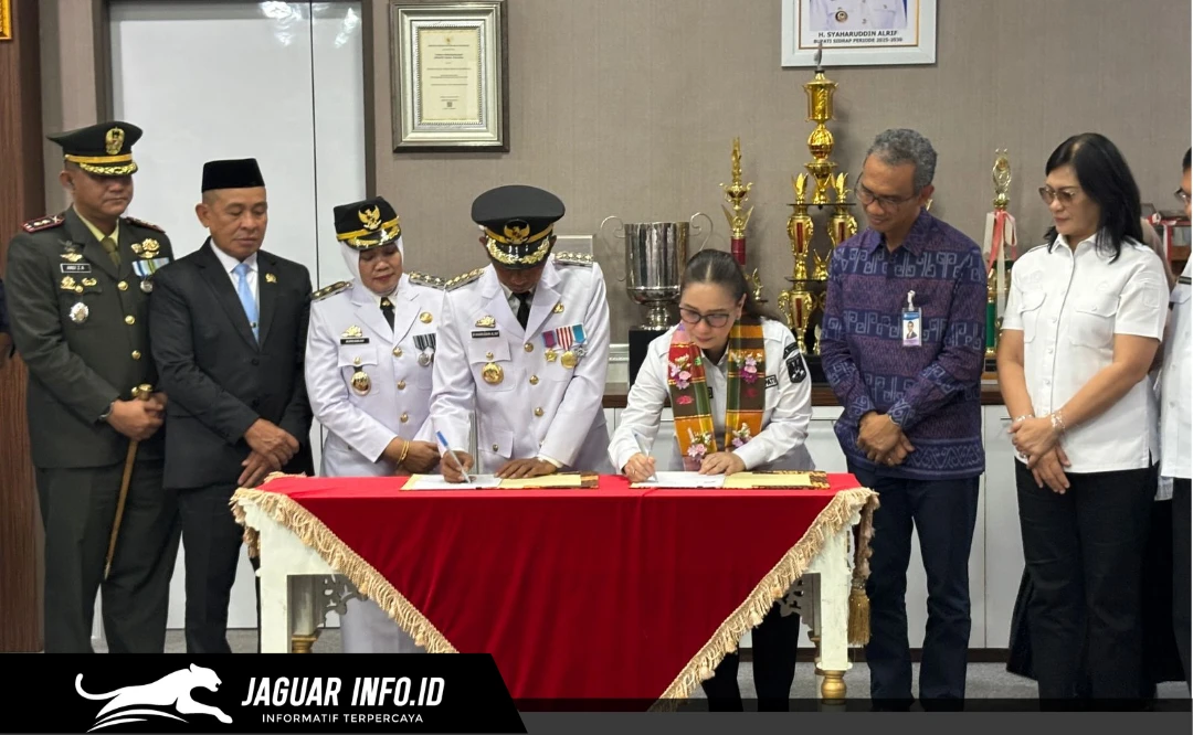 Wakil Bupati Minahasa Vanda Sarundajang bersama Bupati Sidrap H. Syaharuddin Alrif melakukan penandatanganan Kerja Sama Antardaerah (KAD) untuk komoditas beras di Minahasa, 02/07/26.
